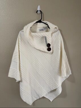 Le Moda NWT Women’s Big Button Wrap One Size